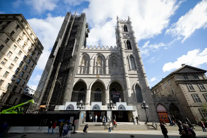 Un échafaudage recouvre la tour Est de la basilique Notre-Dame.